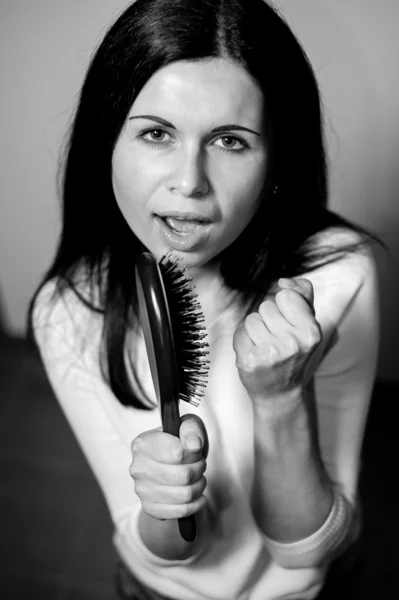 Girl singing on her hairbrush — Stock Photo, Image
