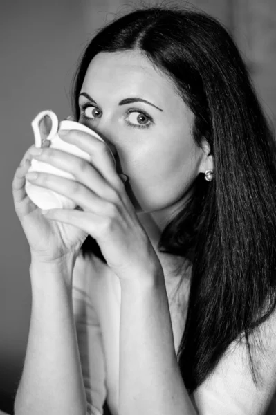 Beautiful girl and tea — Stock Photo, Image