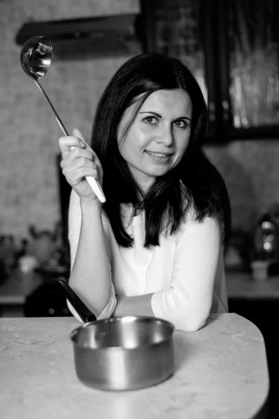 Chica joven en la cocina —  Fotos de Stock