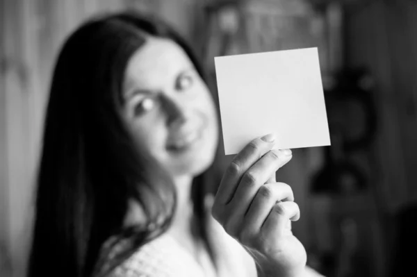 Beautiful girl holds a pure sheet of paper — Stock Photo, Image