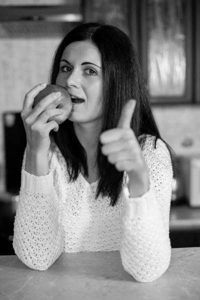 Jovem mulher bonita comer saudável — Fotografia de Stock