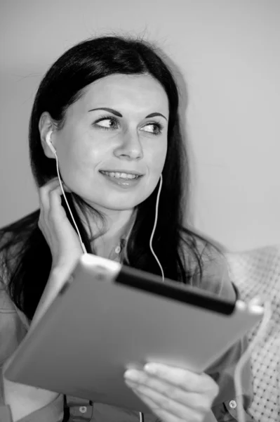 Gülümseyen kadın Tablet PC'yi kullanma — Stok fotoğraf