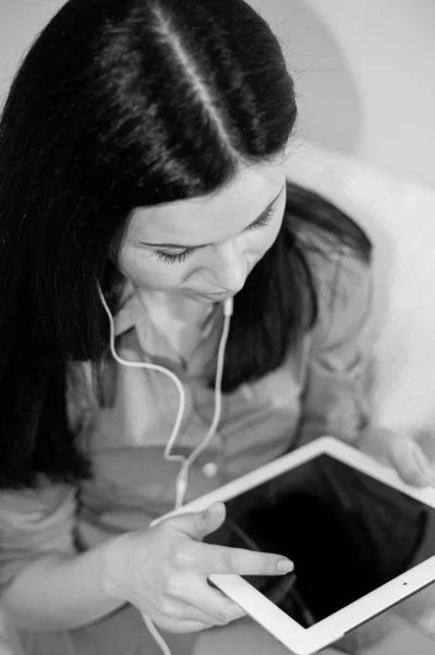 Mujer usando tableta pc — Foto de Stock