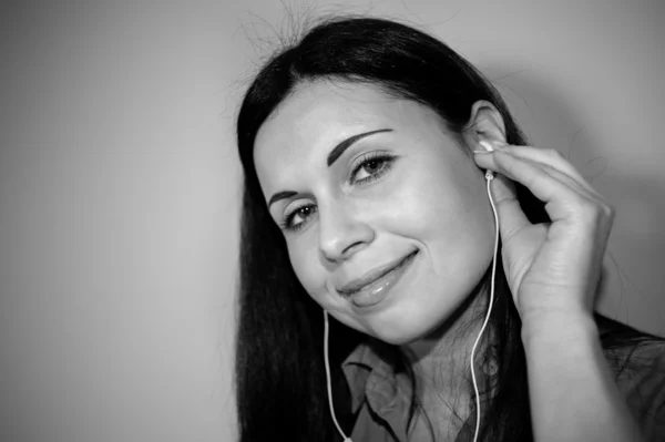 Beautiful woman listening music — Stock Photo, Image