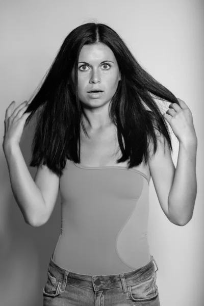 Portrait of shocked young woman — Stock Photo, Image