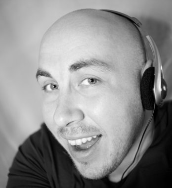 genç adam müzik dinliyor