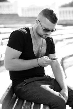 casual adam bankta oturan