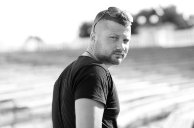 Yakışıklı bir adamın portresi.