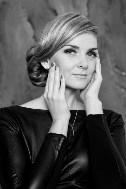 Genç bir kadının yakın çekimi.