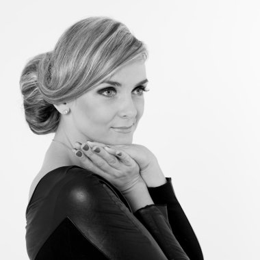 gülümseyen bir genç kadının yakın çekim