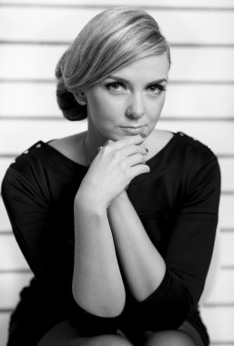 düşünceli bir görünüm ile kız