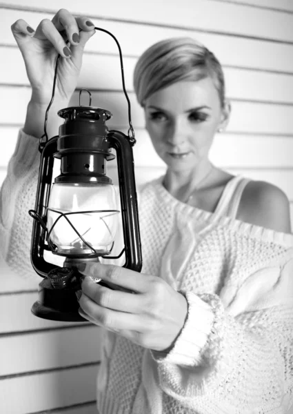Piękna, młoda dziewczyna posiada lampę naftową — Zdjęcie stockowe