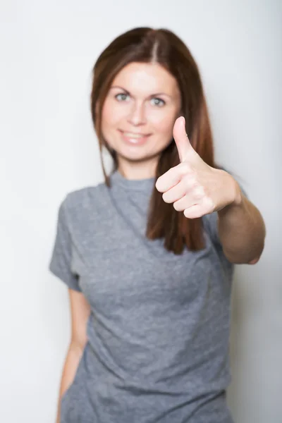 Junge, schöne Frau zeigt einen Daumen — Stockfoto