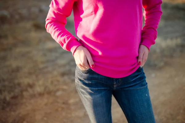Mãos nos bolsos, menina atraente em jeans — Fotografia de Stock
