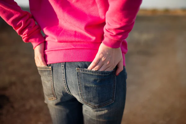 Çekici kız kot pantolon ceplerinde, eller — Stok fotoğraf