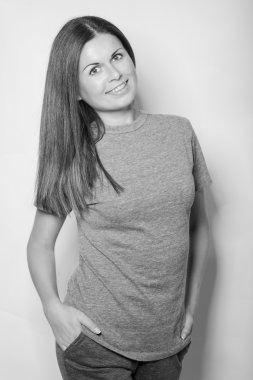 Beyaz arka plan üzerinde gülümseyen güzel genç kadın