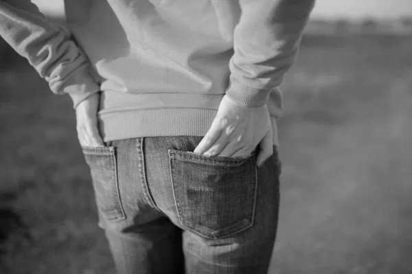 Hands in pockets, attractive girl in jeans — Stock Photo, Image