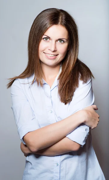 Hermosa joven mujer de negocios sonriendo sobre fondo blanco. cros —  Fotos de Stock