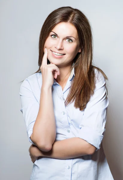 Bonita jovem mulher de negócios sorrindo — Fotografia de Stock