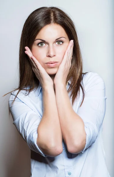 Mooie jonge vrouw — Stockfoto