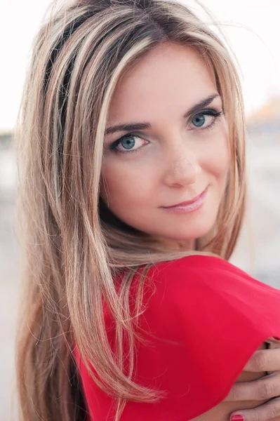 Menina bonita, vestido vermelho, olha para a câmera — Fotografia de Stock