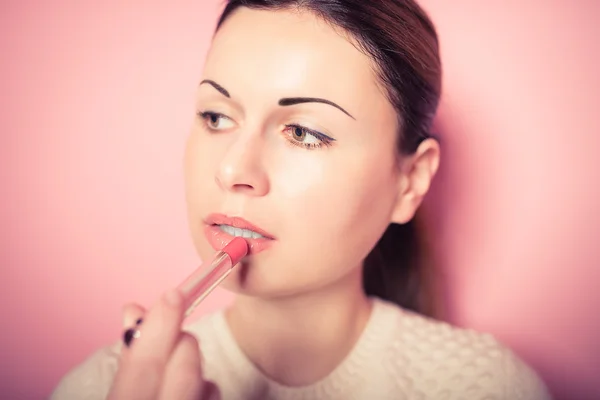 Vacker ung kvinna gör upp läpparna — Stockfoto