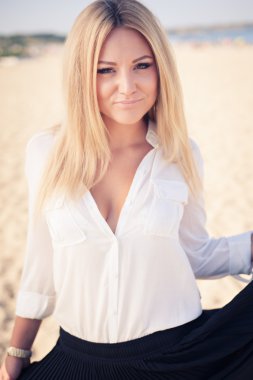  genç güzel kadın bir plajda sarışın pozlar