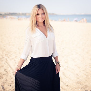  genç güzel kadın bir plajda sarışın pozlar