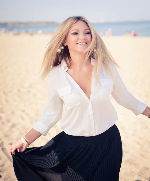 Junge schöne Blondine posiert am Strand — Stockfoto