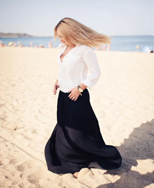 Young beautiful woman blonde poses on a beach — Stock Photo, Image