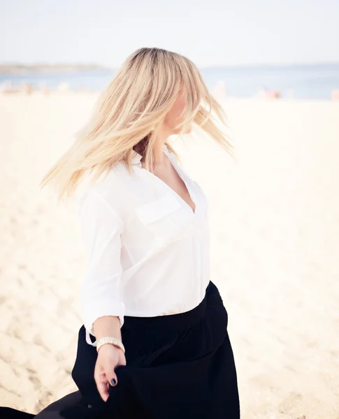 Junge schöne Blondine posiert am Strand — Stockfoto