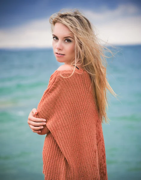 Jung, sexy mädchen am strand — Stockfoto