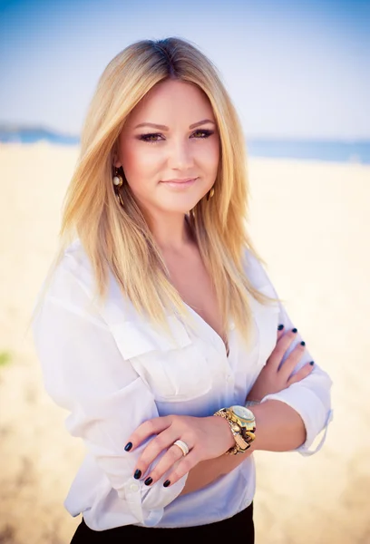 Young beautiful woman blonde poses on a beach — Stock Photo, Image