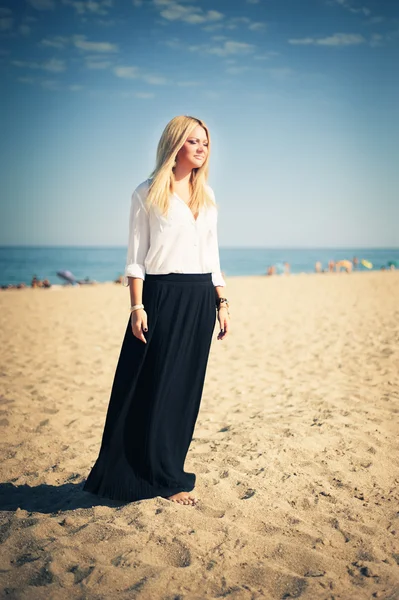 Młoda kobieta piękna blondynka pozuje na plaży — Zdjęcie stockowe