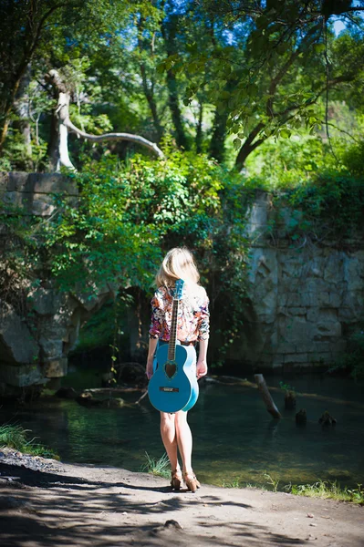 Foto de aspecto vintage de una hermosa chica con una guitarra — Foto de Stock