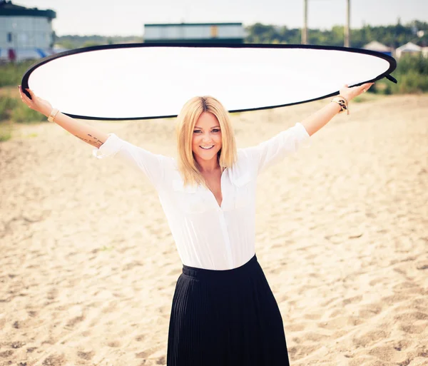 Junge schöne Blondine posiert am Strand — Stockfoto