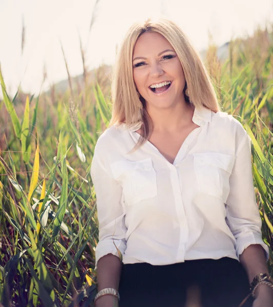 Young beautiful woman poses in green thickets — Stock Photo, Image