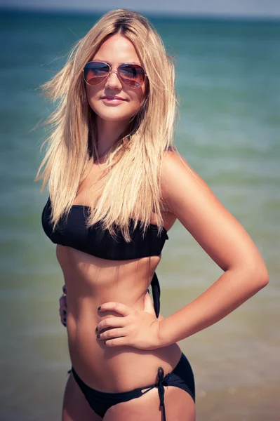 Schöne sexy stilvolle blonde kaukasische junge Frau Modell — Stockfoto