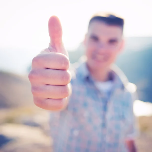 Gelukkig lachend jonge man met Duimschroef opwaarts — Stockfoto