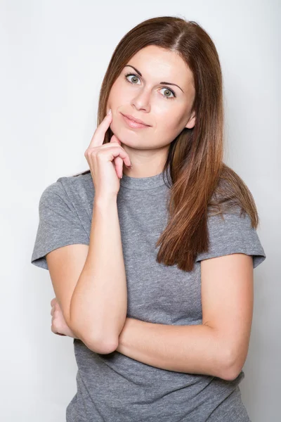 Mooie jonge vrouw die lacht op witte achtergrond — Stockfoto