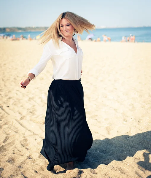 Vacker ung blond poser på en strand Stockbild