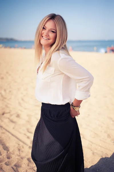 Young beautiful woman blonde poses on a beach — Stock Photo, Image