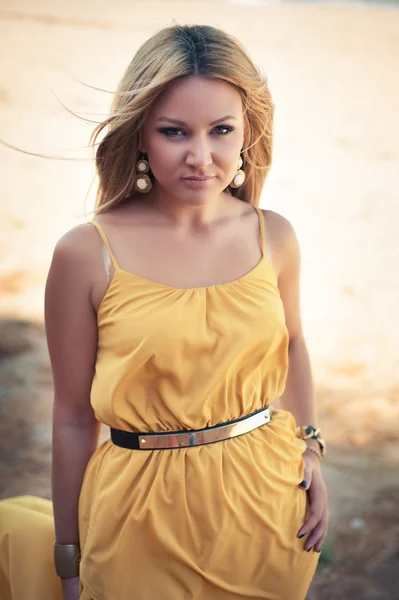 Porträtt av den sexuella blondin i ett guld klänning — Stockfoto