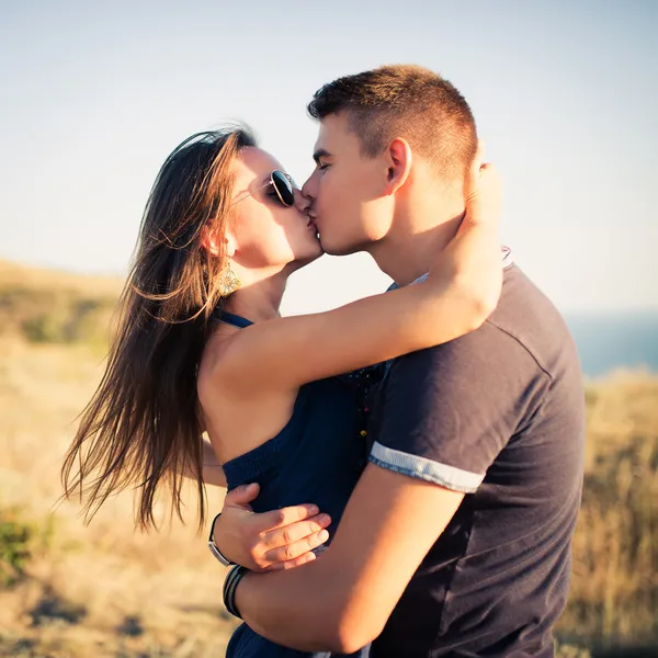 Jovem casal apaixonado ao ar livre — Fotografia de Stock