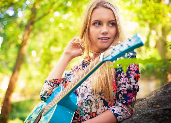 Vintage looking photo of a beautiful girl with a guitar — Stock Photo, Image