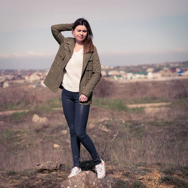 Retrato al aire libre de mujer de moda. estilo instagram filtros —  Fotos de Stock