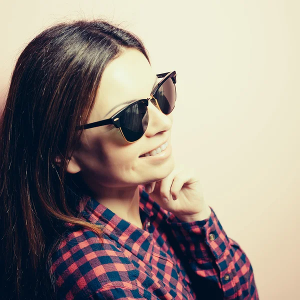 Retrato de una joven con gafas de moda y shir casual — Foto de Stock