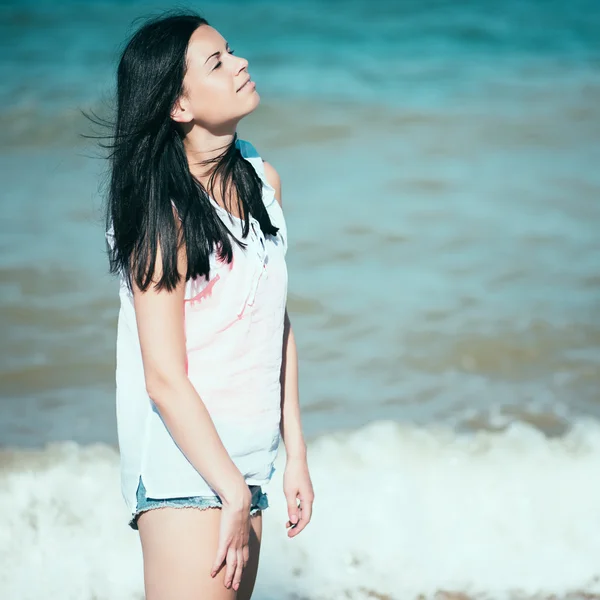 Mulher feliz sorrindo. Descanse em uma praia . — Fotografia de Stock