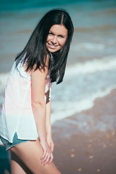 Gelukkige vrouw die lacht. rusten op een strand — Stockfoto