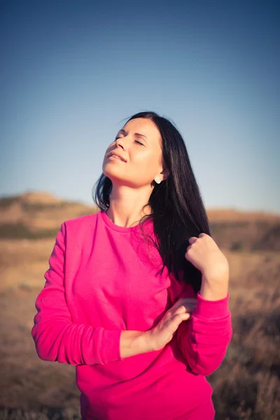 Donna godendo la libertà e la vita sul tramonto bello e magico — Foto Stock